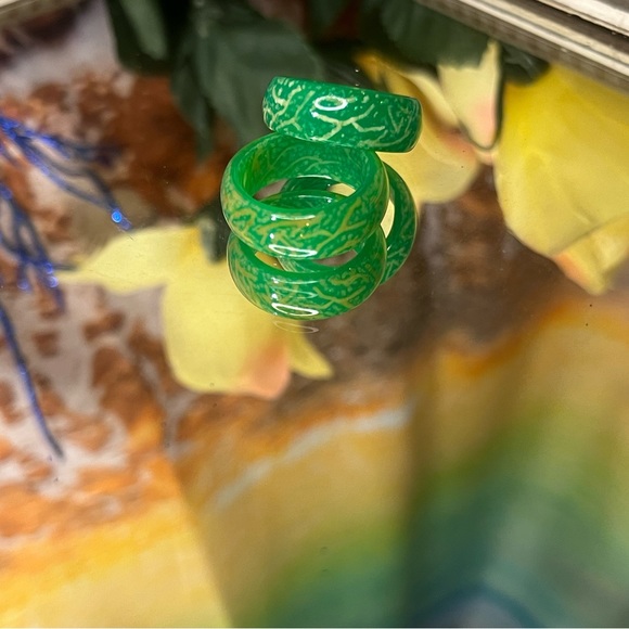 Luminous Vintage Resin Ring - Picture 5 of 8